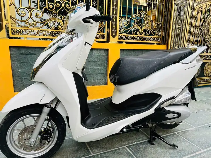 Honda Lead белый 2024 двигатель 125cc состояние нового один хозяин