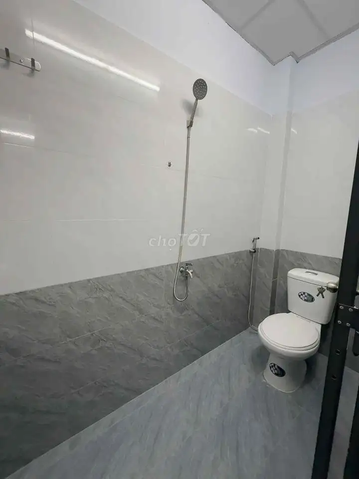 Дом целиком на улице Нгуен Суан Кхоат 4x13 м, новый, с антресолью