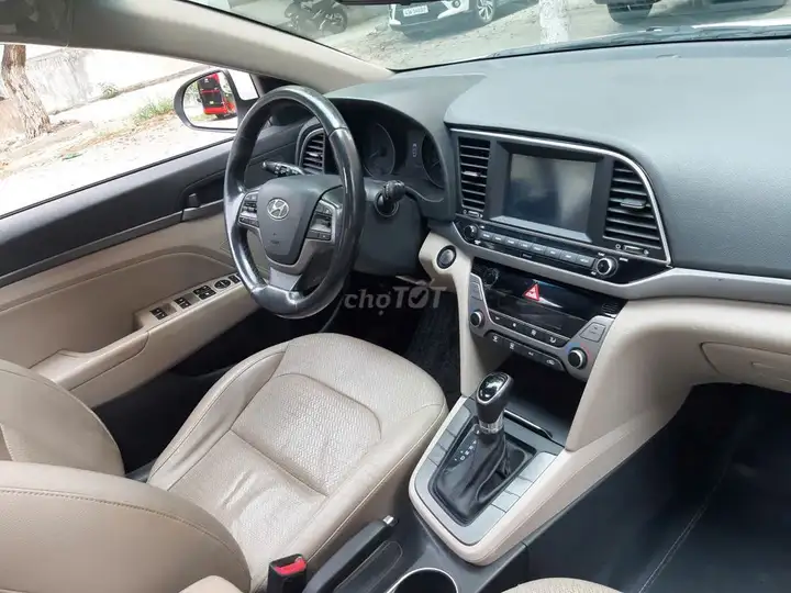 Hyundai Elantra 2018 белый автомат