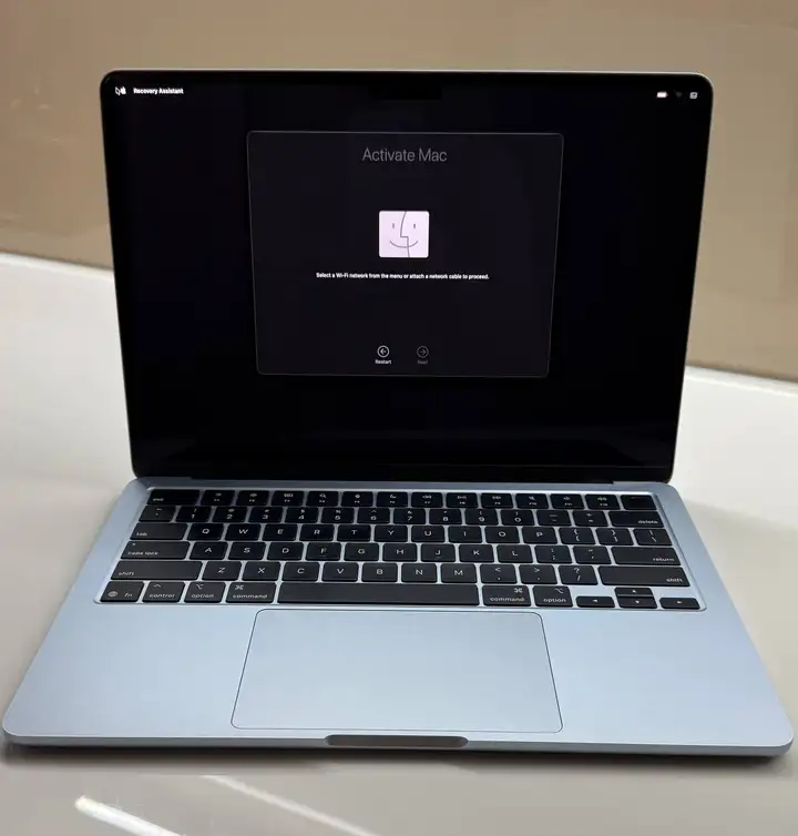 MacBook Air 13" M4 (2025) 16 ГБ / 256 ГБ