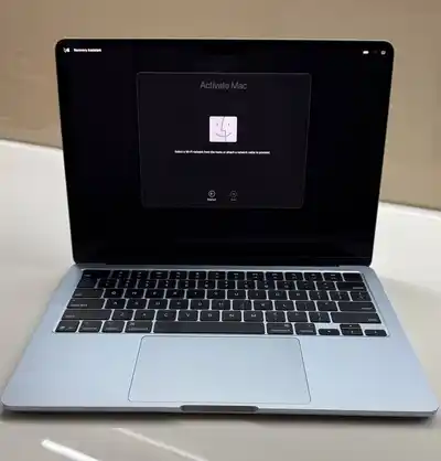 MacBook Air 13" M4 (2025) 16 ГБ / 256 ГБ