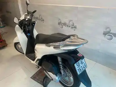 Honda SH160i черно-белая с наклейкой PPF