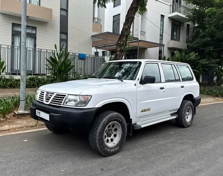 Nissan Patrol Y61 2001 белый бензин