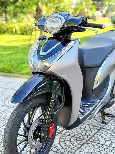 Honda SH Mode 2023 серебристо-черный