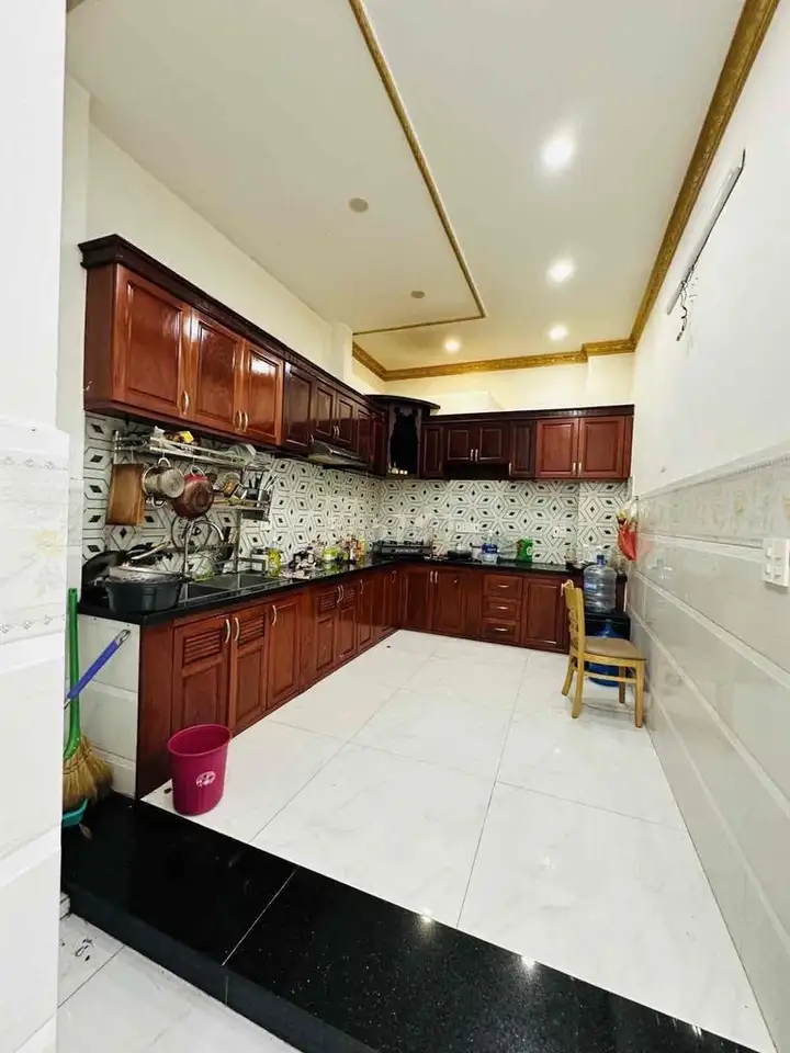 Дом 4 этажа, 4 спальни, 5 ванных, 4.2/7.5x21м, долг по кредиту