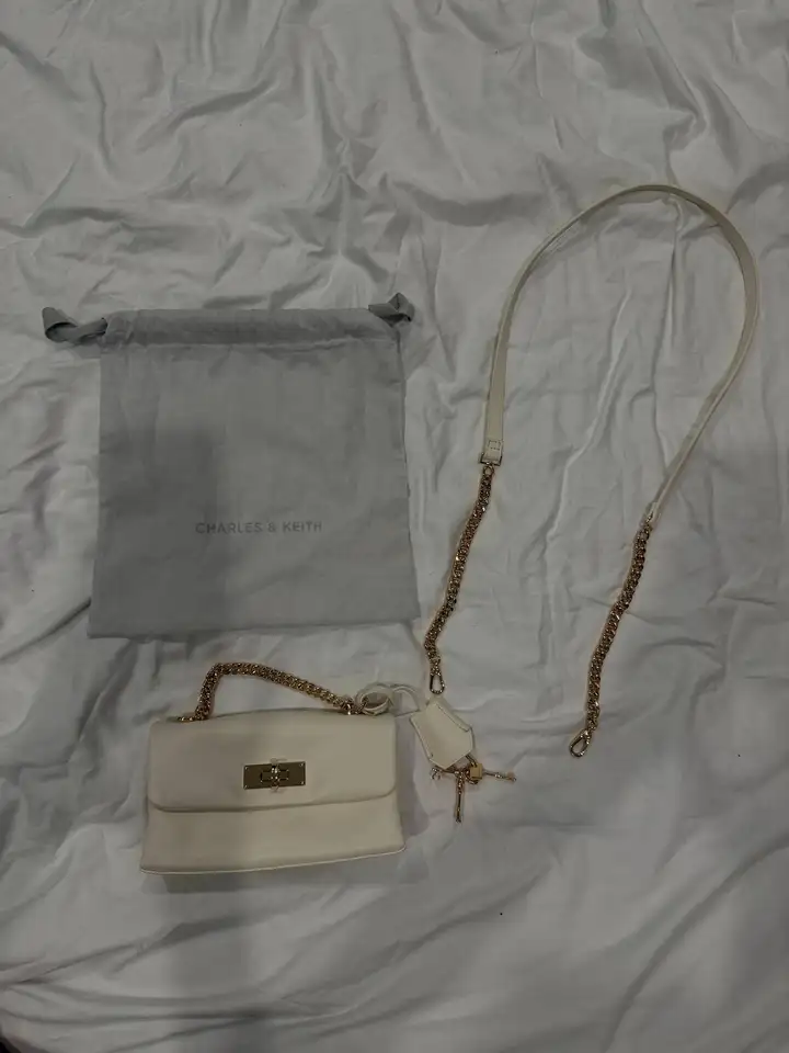 Маленькая сумочка Charles & Keith