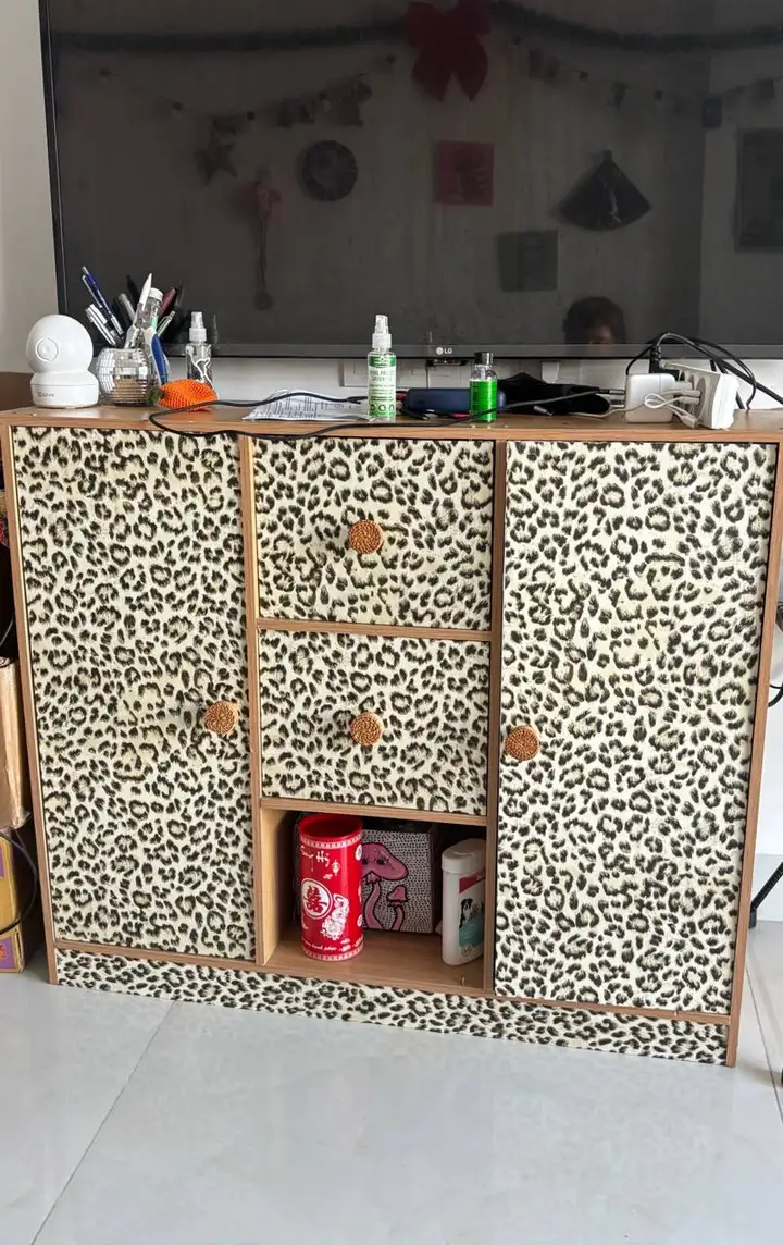 Книга и шкаф