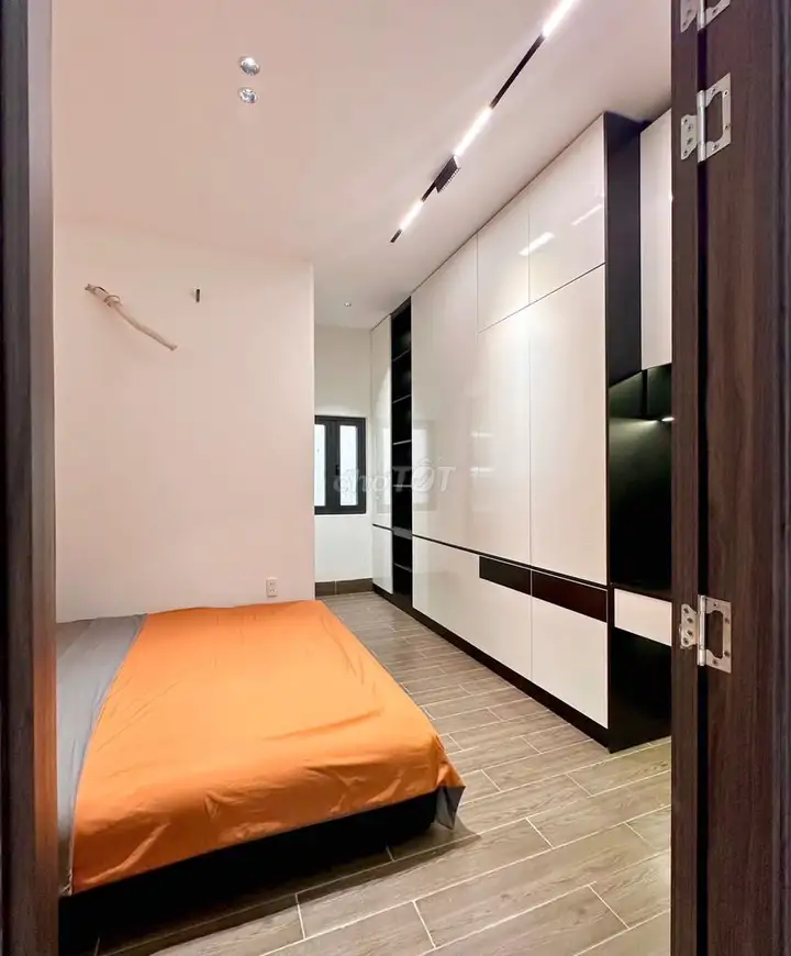 Дом на ул. Ле Динь Ту, 4x18м, 4 спальни, 5 ванных, новый ремонт