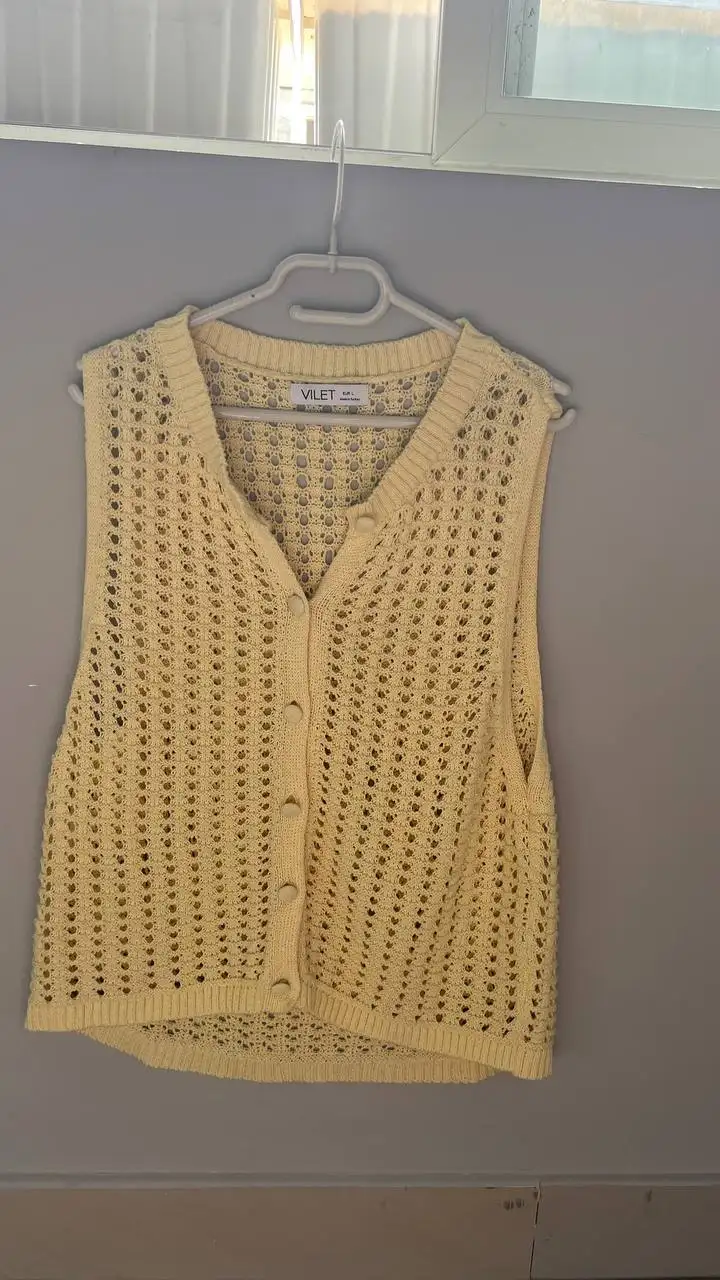 Брюки SHEIN, микрофон, сумка THE GAB, жилет, майки MANGO и ZARA