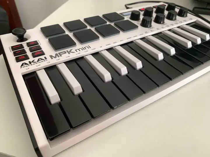 Akai MPK Mini mk3, G-MARK G5.1 IEM, KZ ZS10 PRO 2, Planet Waves 25SS00-DX