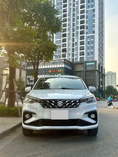 Suzuki Ertiga 2023 Hybrid Белый 7 мест
