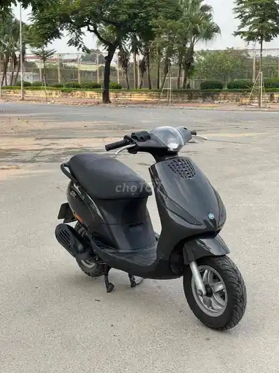Черный скутер Piaggio Zip