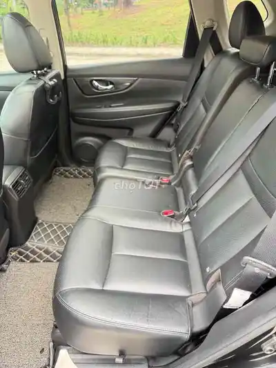 Черный бензиновый Nissan X-Trail на 7 мест с АКПП