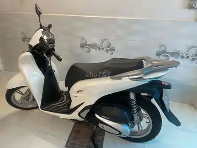 Honda SH160i черно-белая с наклейкой PPF