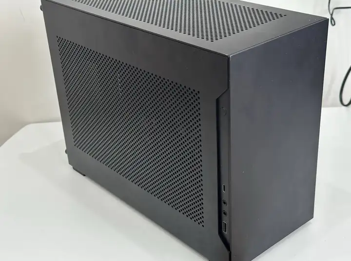 Клавиатура Logitech 915 TKL, корпус Lian Li H2O, СВО Deepcool, вентиляторы