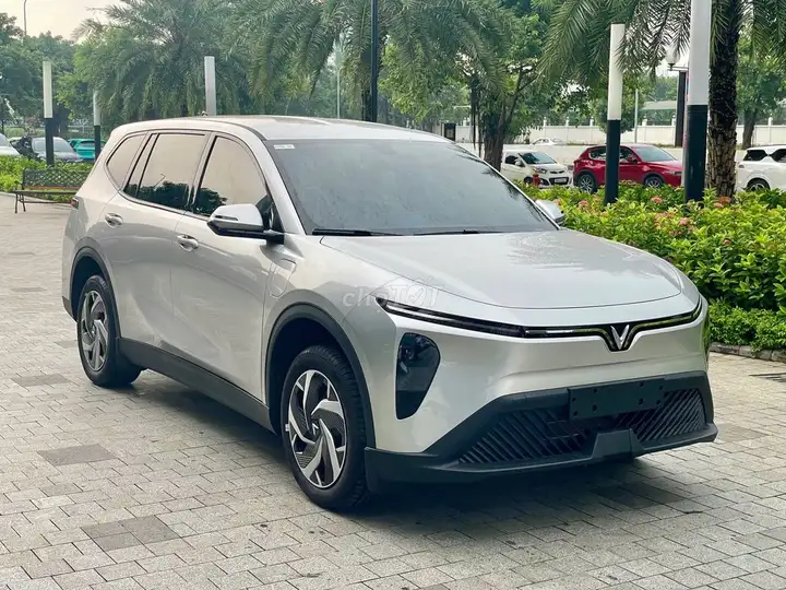 Электромобиль VinFast Limo Green, разные варианты
