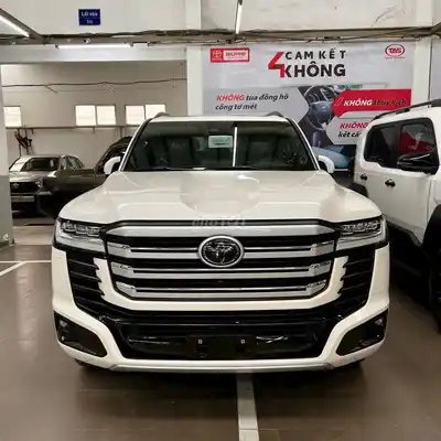 Toyota Land Cruiser HYBRID Белый Автомат 7 мест