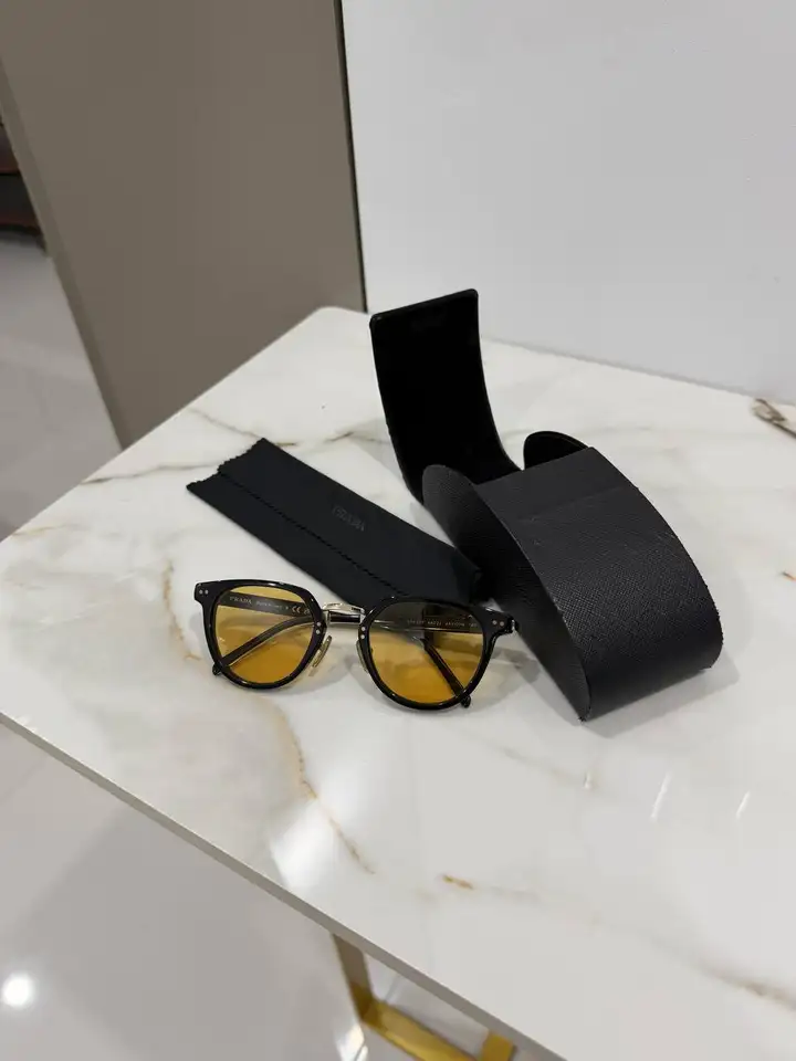 Солнцезащитные очки Prada, кроссовки Puma, IQOS ILUMA ONE