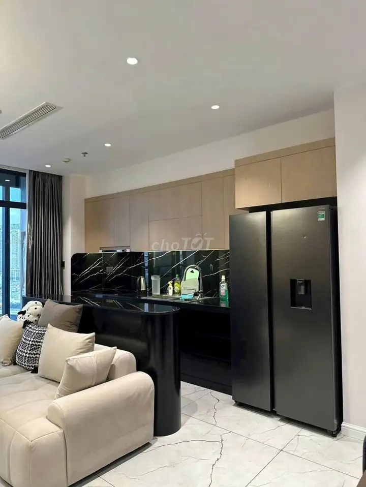 Срочно сдаю 1-комн. квартиру Vinhomes Bason, район 1, премиум-мебель