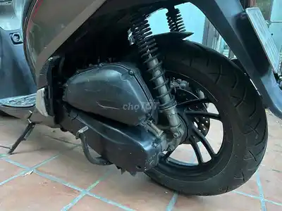 Серый скутер Honda SH 150i