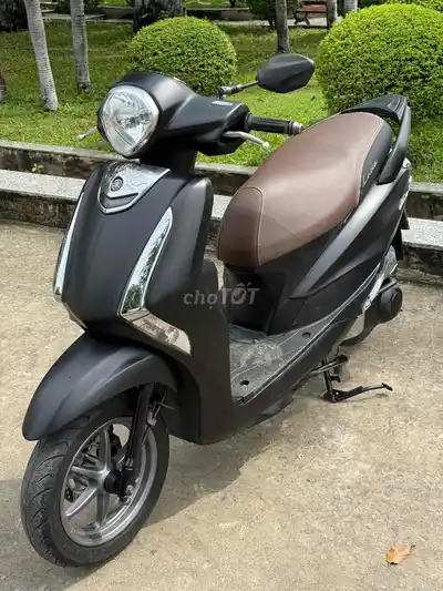 Черный скутер Yamaha Latte