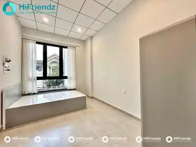 Студия с окном и мебелью в районе Конгхоа