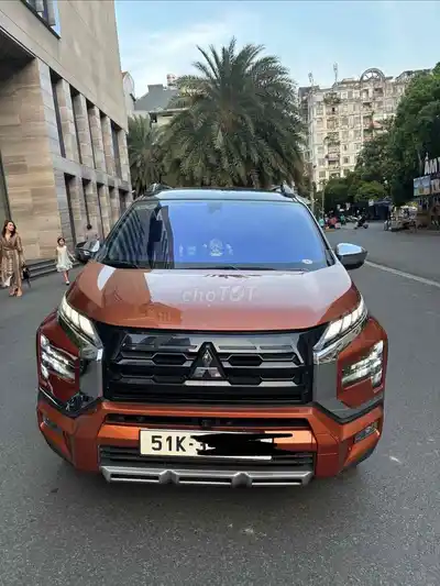 Mitsubishi Xpander Cross 2023 30 тыс. км черный оранжевый