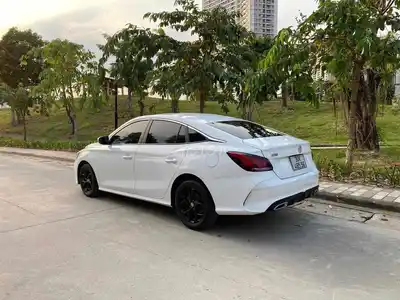 Белый седан MG MG5 2023 1.5 AT на 5 мест