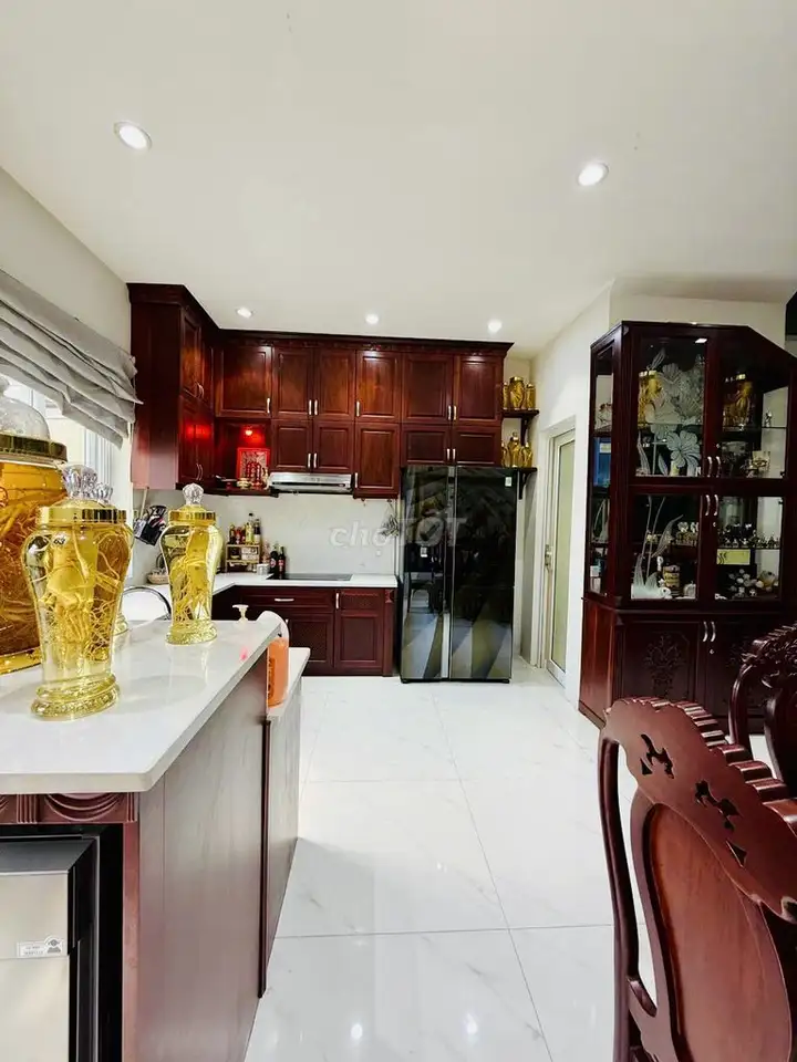 Таунхаус в компаунде Park Riverside 5х16,5м, Лиен Фуонг, 9-й р-н, дорогая деревянная мебель