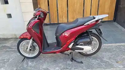 Красный подержанный скутер Honda SH 2017