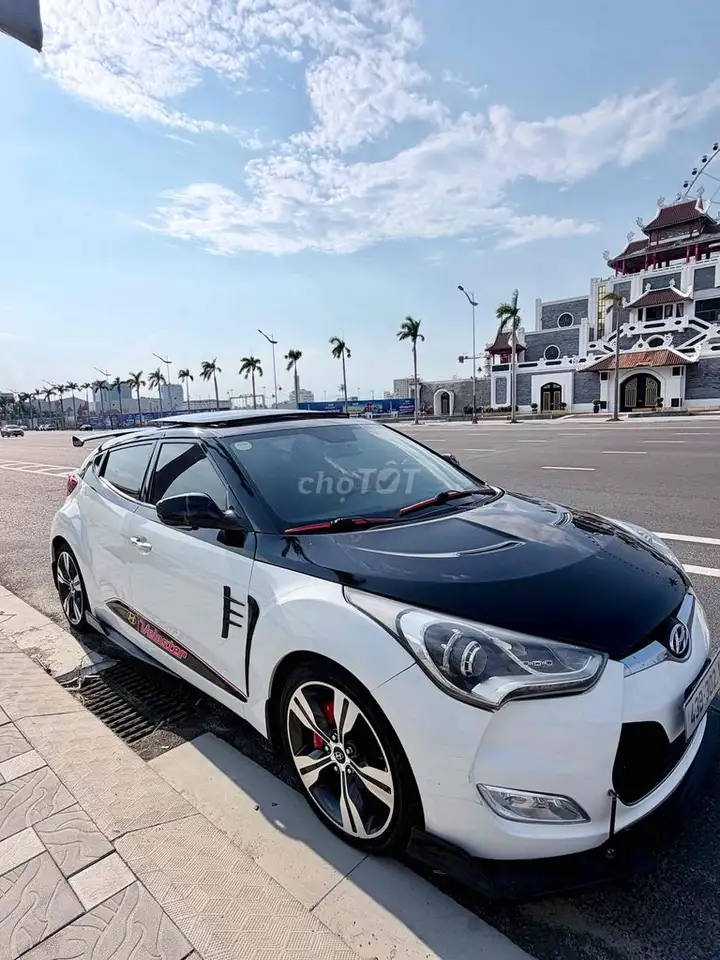 Hyundai Veloster белый, черный 4 места спортивное авто
