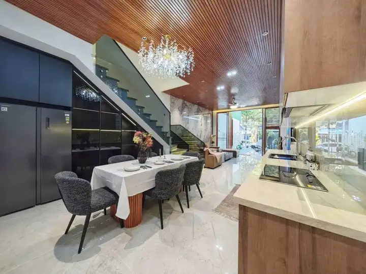 Дом 3 этажа, 4 спальни, 100 м²