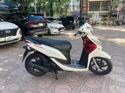 Honda Vision бело-красный скутер