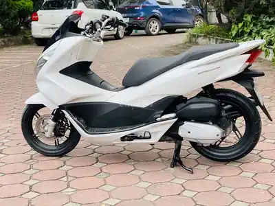 Основной продукт двигателя Honda PCX 125 2017 года белого цвета..
