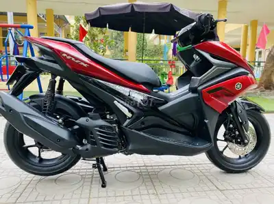 Yamaha NVX 155 Красный сливовый автомобиль, красивый автомобиль с плавным ходом