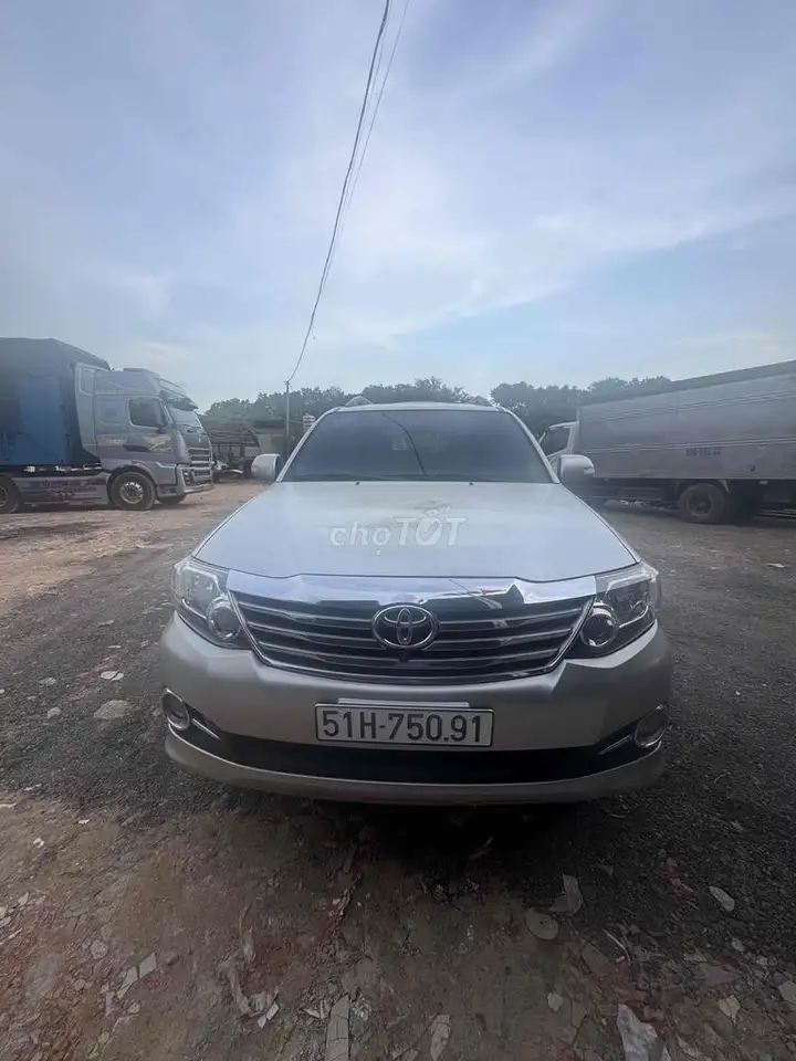 Toyota Fortuner 2016, серебристый, 7 мест, АКПП