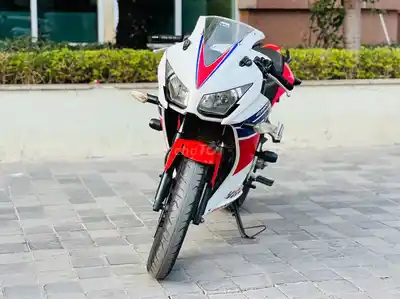 Honda CBR красно-бело-синий, мотоцикл в оригинале, от хозяина