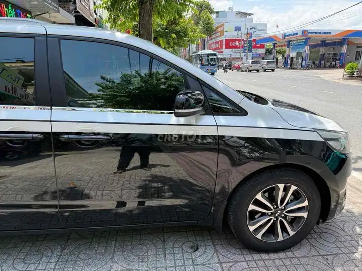 Kia Grand Sedona MPV 7 мест черно-белый
