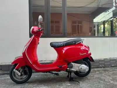 Красный скутер Piaggio Vespa LX ie 2012