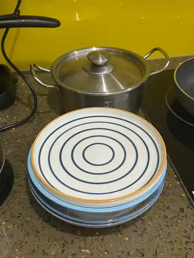 Чайник, тарелки, кастрюля, толстовка, шорты