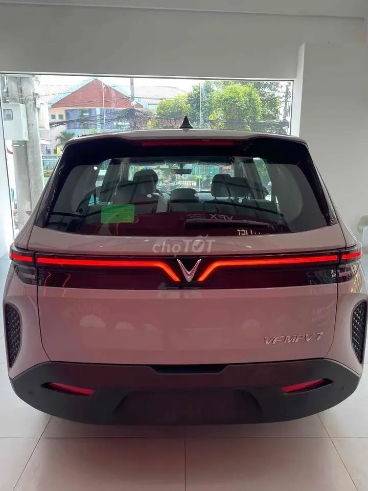 VinFast MPV7 — в подарок камера 360