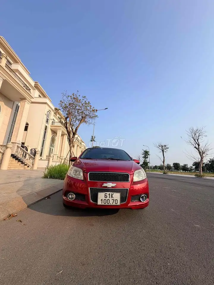 Chevrolet Aveo седан красный