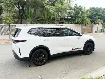 VinFast Limo 2026 белый 18 000 км, безлимитная зарядка
