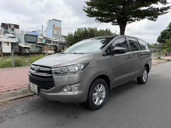 Toyota Innova E 2018, цвет золото металлик