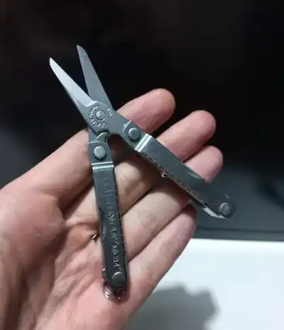Сэмплер Teenage Engineering PO-33 K.O! и мультитул Leatherman Micra