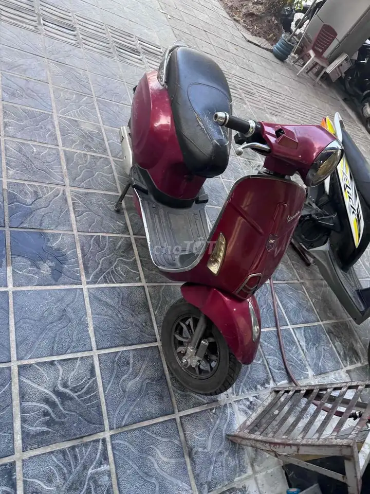 Электроскутер Vespa цвета спелой сливы