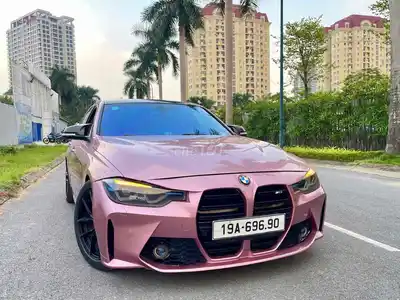 BMW 320i 5 мест розового цвета