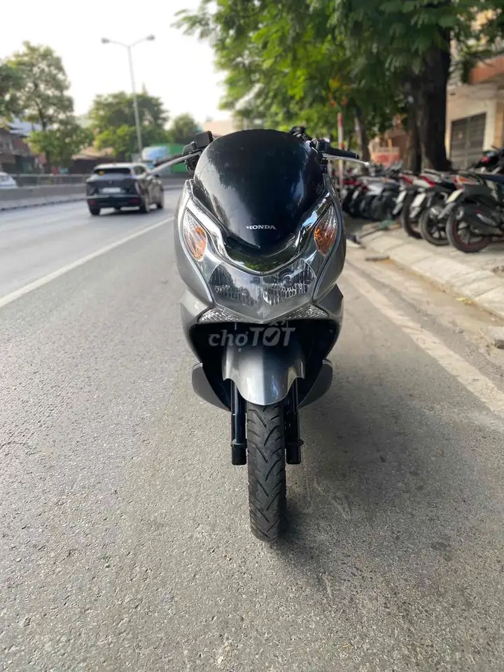 Honda PCX скутер серебристый