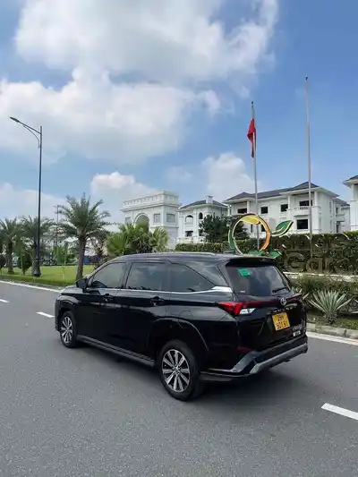 Toyota Veloz Cross 2023 Черный 7 мест