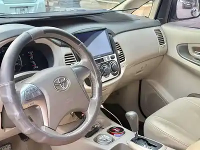 Toyota Innova 2.0G 2015 Автомат Серебристый 100.000 км